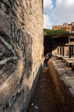 Kahire, Mısır, 25 Ocak 2025 Khan el-Khalili Kahire pazarında dar bir taş sokak..