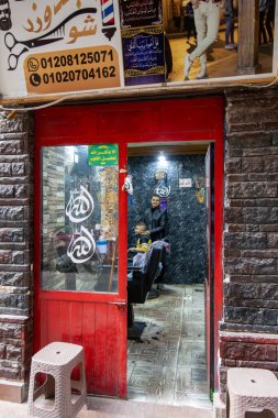 Kahire, Mısır, 25 Ocak 2025 Khan el-Khalili Kahire pazarında yerel bir berber dükkanı..