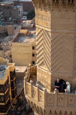 Kahire, Mısır, 25 Ocak 2025 Turistler Kahire Çarşısı 'ndaki Sultan el Muayyad Şeyh Camii' nde bir minarenin tepesinde.,