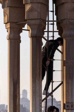 Kahire, Mısır, 25 Ocak 2025 Turistler, Kahire Çarşısı 'ndaki Sultan al-Muayyad Şeyh Camii' nde şehir manzaralı bir minareye tırmanıyor..