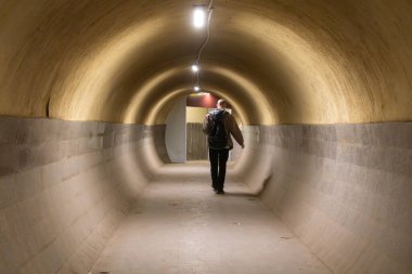 Kahire, Mısır 26 Ocak 2025 Bir adam şehrin kuzeyindeki Shubra bölgesinde bir yeraltı geçidinde yürüyor.