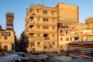 Kahire, Mısır 26 Ocak 2025 Şehrin kuzeyindeki Shubra bölgesinde bir yerleşim yeri manzarası, bir pazar ve reklam..