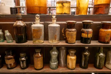 Kahire, Mısır Ocak 26, 2025 Tarihi ilaçlar ve şişeler şehir merkezindeki Stephanson Eczanesi 'nde.