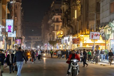 Kahire, Mısır 26 Ocak 2025 Kahire şehir merkezinin kalabalık sokakları.
