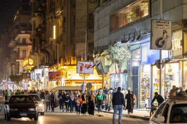 Kahire, Mısır 26 Ocak 2025 Kahire şehir merkezinin kalabalık sokakları.