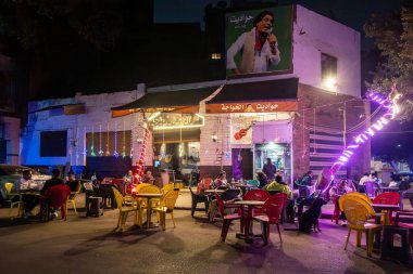 Kahire, Mısır 26 Ocak 2025 Champolion bölgesindeki açık bir kafede insanlar.