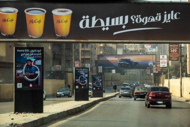 Kahire, Mısır 26 Ocak 2025 Renkli reklamlı bir otoyol ve araba manzarası.