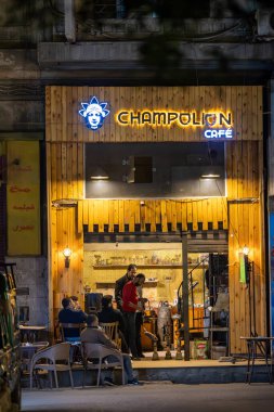 Kahire, Mısır 26 Ocak 2025 Champolion bölgesindeki açık bir kafede insanlar.