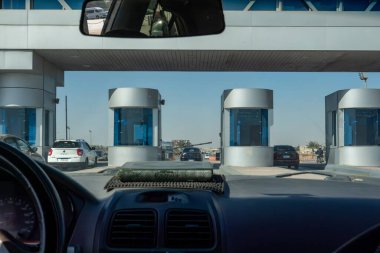 Kahire, Mısır 26 Ocak 2025 İskenderiye 'ye giden modern otoyolda bir gişe..