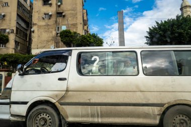İskenderiye, Mısır 27 Ocak 2025 Çocuk taşıyan bir minibüsün penceresinde büyük bir soru işareti vardır.