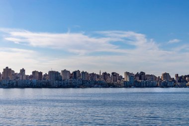 İskenderiye, Mısır Akdeniz boyunca yükselen Corniche ve şehir manzarası.