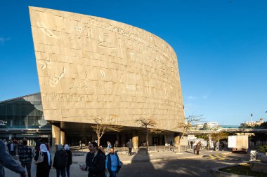 İskenderiye, Mısır 27 Ocak 2025 İskenderiye Kütüphanesi ana girişi önünde yürüyen insanlar.