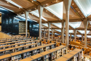 İskenderiye, Mısır 27 Ocak 2025 İskenderiye Kütüphanesi 'nin mimari iç mimarisi.