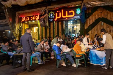 İskenderiye, Mısır 27 Ocak 2025 Geceleri şehir merkezindeki bir kafede oturan. .