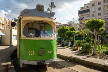 İskenderiye, Mısır 27 Ocak 2025 Şehir merkezinde yeşil bir tramvayda tramvay sürücüsü.