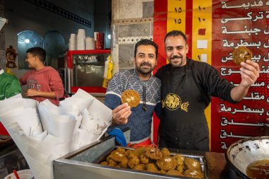 İskenderiye, Mısır 27 Ocak 2025 İki adam bir sokak mutfağında falafel toplarıyla.
