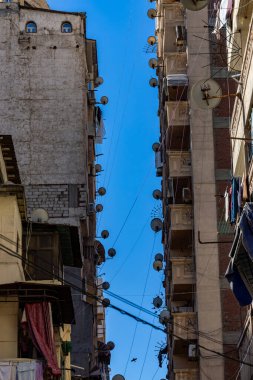 İskenderiye, Mısır. Fırının dışındaki ahşap bir masada taze pişmiş mısır ekmeği..