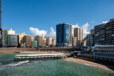 İskenderiye, Mısır 27 Ocak 2025 Akdeniz kıyısındaki Stanley Sahili 'nde kiralanabilir kulübelerle dolu küçük bir koy..
