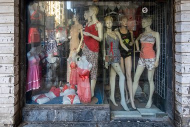 İskenderiye, Mısır 27 Ocak 2025. Kapalı giyim mağazası. Yüzme havuzu ve iç çamaşırı mankenleri..