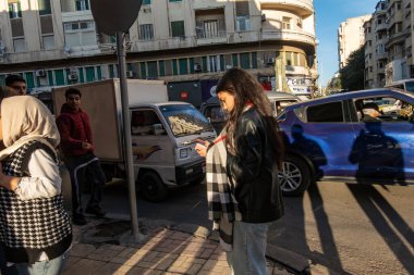 İskenderiye, Mısır 27 Ocak 2025 Günbatımında yürüyen yayalar şehir merkezindeki Gamal Abdel Nasser Caddesi 'nde.