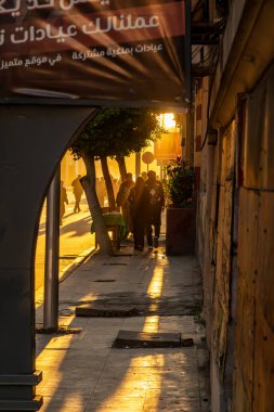 İskenderiye, Mısır 27 Ocak 2025 Günbatımında yürüyen yayalar şehir merkezindeki Gamal Abdel Nasser Caddesi 'nde.