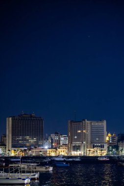 İskenderiye, Mısır 27 Ocak 2025 Gece şehir merkezi, eğlence tekneleri ve Corniche manzarası.