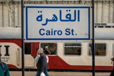 Kahire, Mısır 28 Ocak 2025 Kahire Ramses tren istasyonundaki platformdaki insanlar Sayijng Kahire istasyonunu imzaladı..