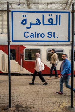 Kahire, Mısır 28 Ocak 2025 Kahire Ramses tren istasyonundaki platformdaki insanlar Sayijng Kahire istasyonunu imzaladı..