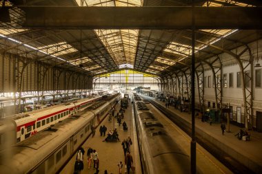 Kahire, Mısır 28 Ocak 2025 Kahire Ramses tren istasyonunda inen insanlar..