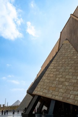 Kahire, Mısır 28 Ocak 2025 Giza bölgesindeki Büyük Mısır Müzesi 'nin modern dış cephesi..