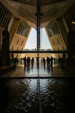 Kahire, Mısır 28 Ocak 2025 Giza bölgesindeki Büyük Mısır Müzesi 'nin iç kesimlerinde turistler.