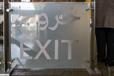 Kahire, Mısır 28 Ocak 2025 Giza bölgesindeki Büyük Mısır Müzesi 'nde İngilizce ve Arapça çıkış işareti.