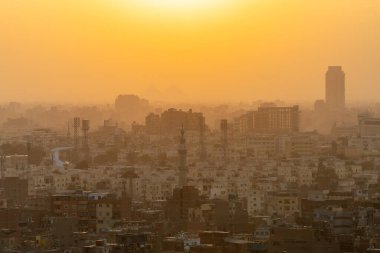 Kahire, Mısır Şehir gün batımında ufuk çizgisi Hisar 'dan görüldü.