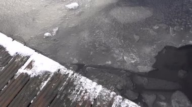 Stockholm, İsveç Güneşli bir günde kışın buzlu bir göl manzarası. 