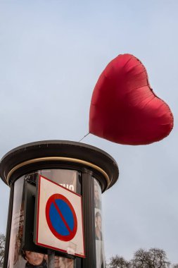 Stockholm, İsveç 13 Şubat 2025 Sevgililer Günü 'nde bir sokak büfesinde kırmızı bir kalp balonu uçar..