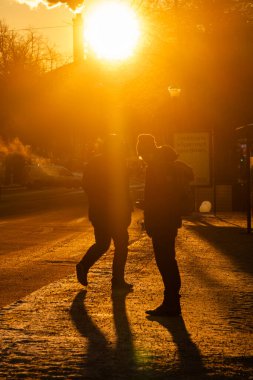 Stockholm, İsveç 18 Şubat 2025. Sodermalm bölgesinde, Ringvagen 'de sabah erken saatlerde bir yaya otobüs bekliyor..