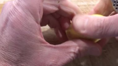 Stockholm, İsveç Bir şef tahta üzerinde bıçakla patatesleri dilimliyor. 