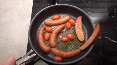 Stockholm, İsveç Dilimlenmiş Chorizo sosisi domatesli tavada kızartılıyor..  