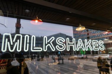 Stockholm, İsveç 1 Mart 2025 yeni açılan Sergels Torg 'daki Fiver Boys Burger restoranının ön girişi ve milkshake tabelası..