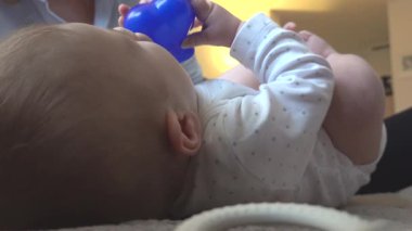 Stockholm, İsveç 6 aylık bir kız çocuğu büyükannesiyle yerde oynuyor.. 