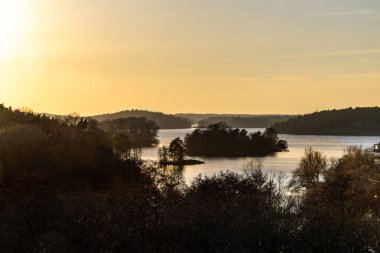 Stockholm, İsveç Malaren Gölü üzerinde bahar günbatımı.