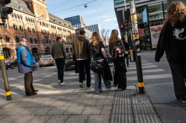 Stockholm, İsveç 8 Mart 2025 Bir grup yaya Vasagatan 'da karşıdan karşıya geçiyor..