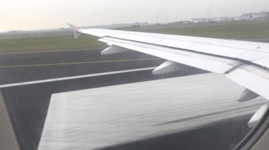 Brüksel, Belçika Brüksel Havaalanı 'ndaki pistten bir yolcu uçağı kalkıyor.. 