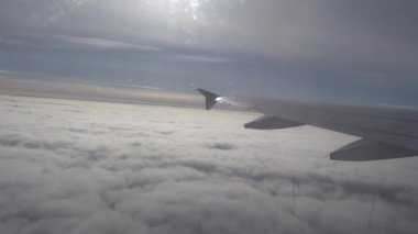 Brüksel, Belçika Bulutların ve mavi gökyüzünün üzerinde uçan bir uçak kanadı