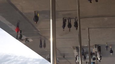 Marsilya, Fransa. Le Vieux Limanı 'nda ya da Old Port' ta Norman Foster tarafından tasarlanmış büyük yansıtıcı ve parlak çelik bir gölgelik altında yürüyen tanınmayan insanlar..