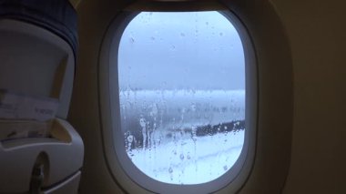 Stockholm, İsveç Arlanda Havalimanı 'ndaki pistte ticari bir jetin penceresinden bir manzara.. 