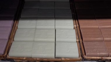 Marsilya, Fransa Bir perakende mağazasında satılık renkli Marsilya sabunu. 