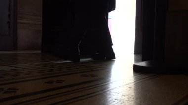 Marsilya, Fransa Katedrali 'ne giren çıkan insanlar. 