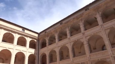 Marsilya, Fransa Eski Yardım Merkezi 'nin kemerli cephesi, Centre de la Vieille Charite, çağdaş bir sanat alanı.. 