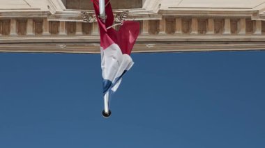 Marsilya, Fransa Palais du Pharo 'nun dışında bir Fransız bayrağı dalgalanıyor.